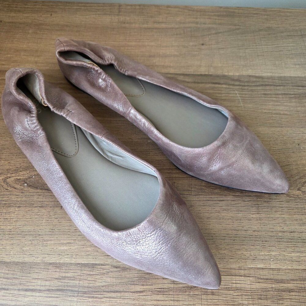 EUC LIKE NEW ISOLA LIGHT LAVENDER GENUINE LEATHER IRIDESCENT POINTY FLATS SZ 10